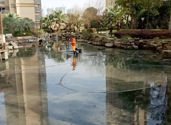 东西湖景观池淤泥清理