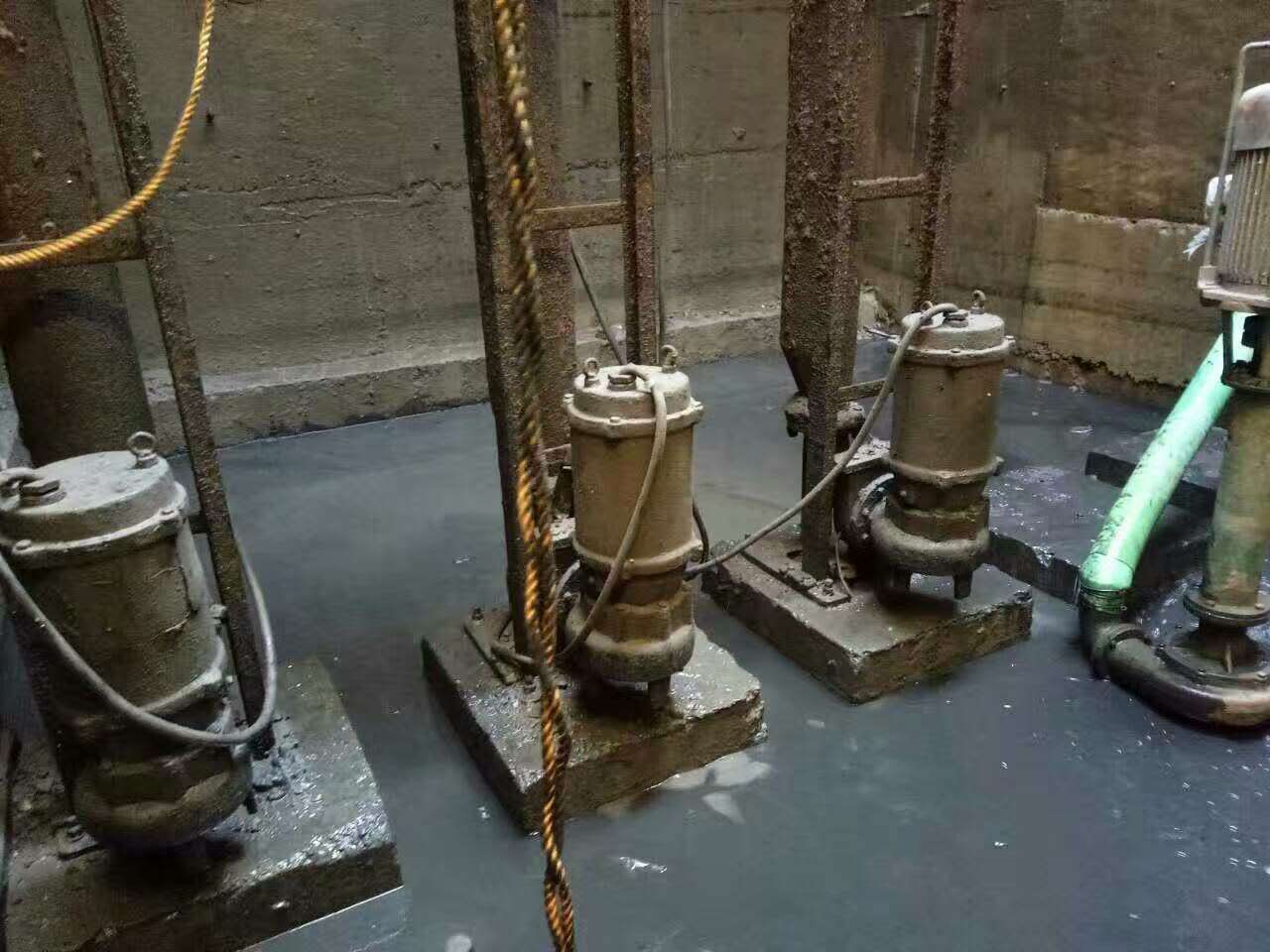 东西湖污水池清理