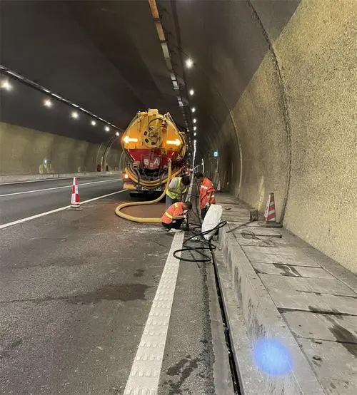 东西湖隧道排水渠清淤